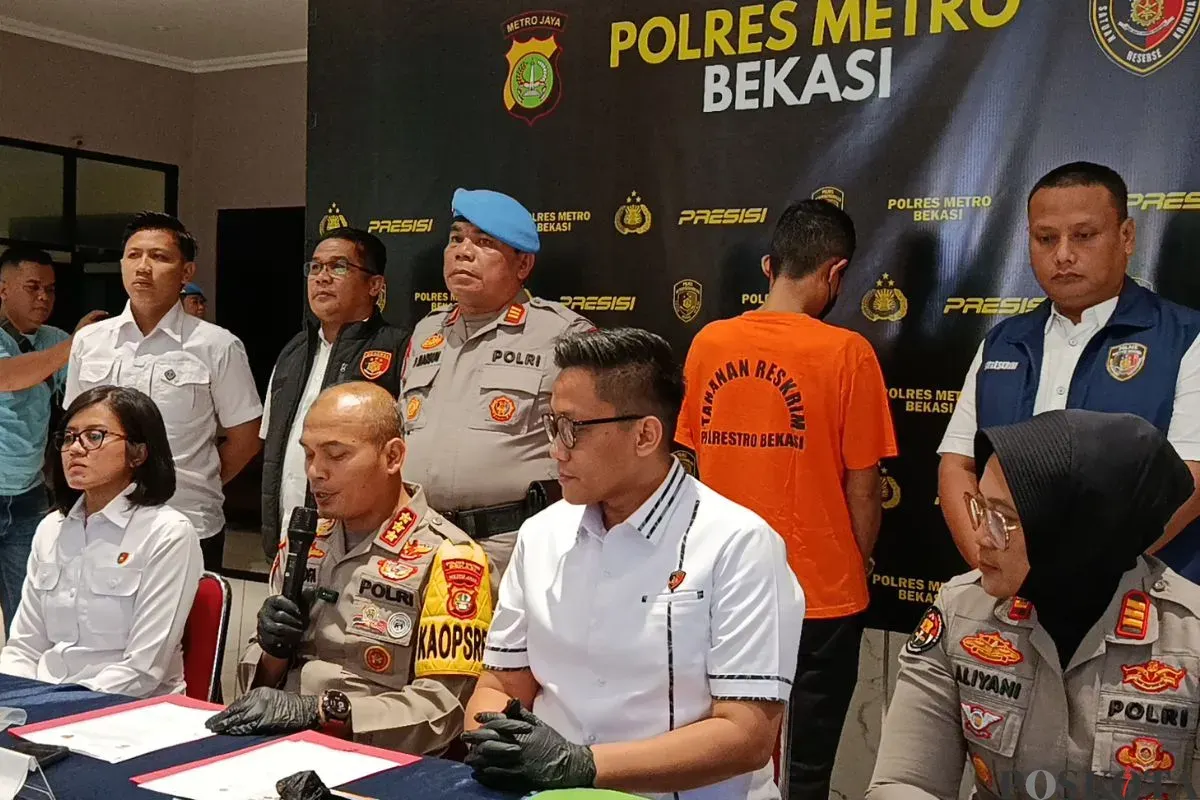 Jumpa pers ustaz tersangka pelecehan seksual di Mapolres Metro Bekasi, Senin, 29 September 2025. (Sumber: Poskota/Nurpini Aulia Rapika)