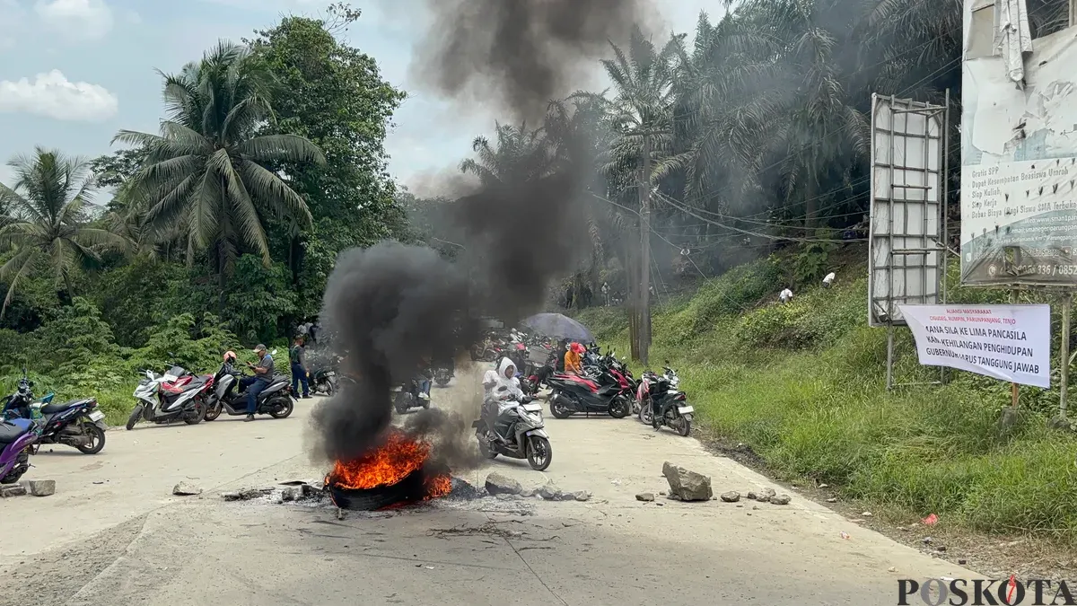 Warga melakukan aksi penolakan penghentian sementara aktivitas tambang di Desa Rangasjajar, Kecamatan Cigudeg, Kabupaten Bogor. (Sumber: Poskota/Giffar Rivana)