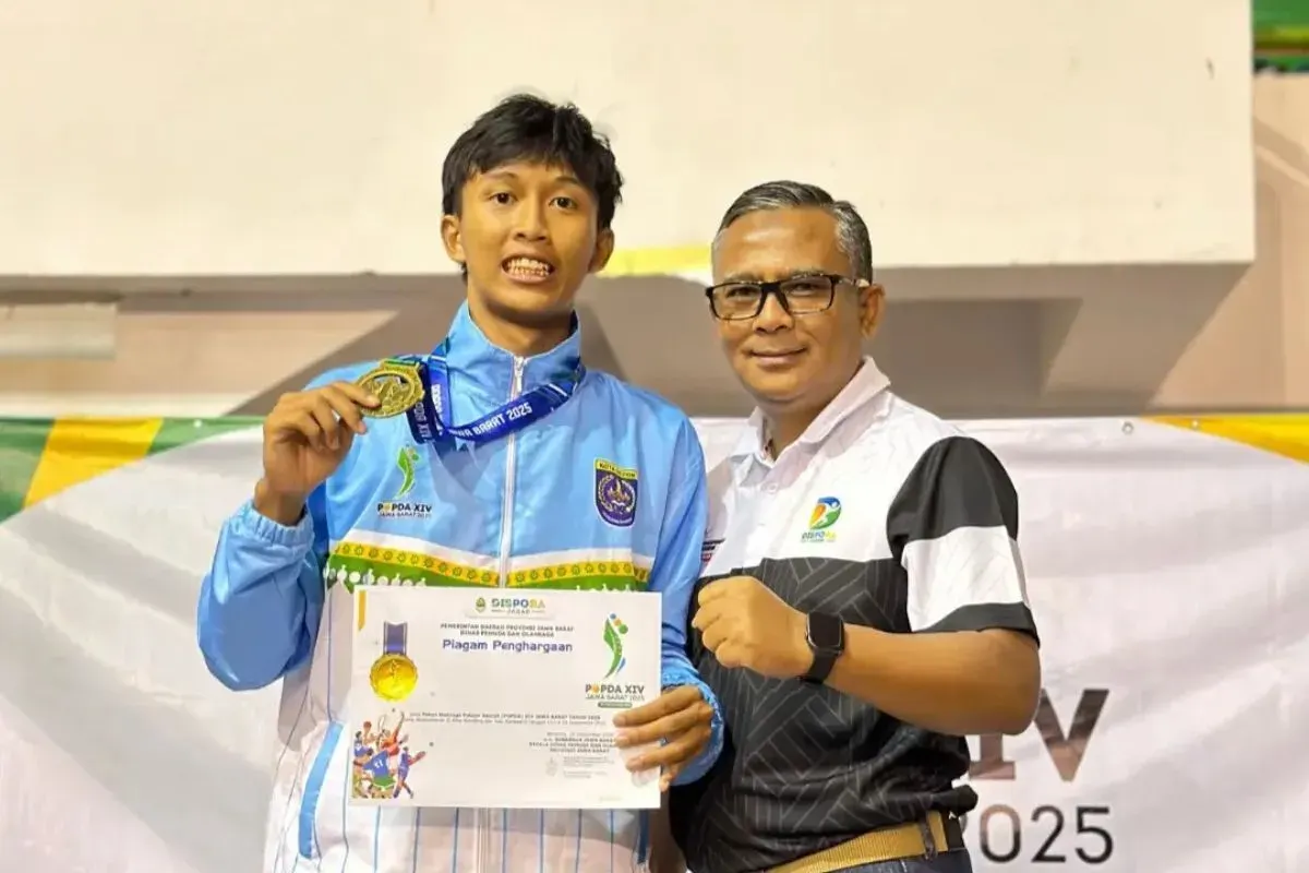 Salah seorang atlet karata dari Kota Depok, Irfan Hakim berhasil meraih medali emas di POPDA XIV Jabar 2025. (Sumber: Dok. Disporyata Kota Depok)