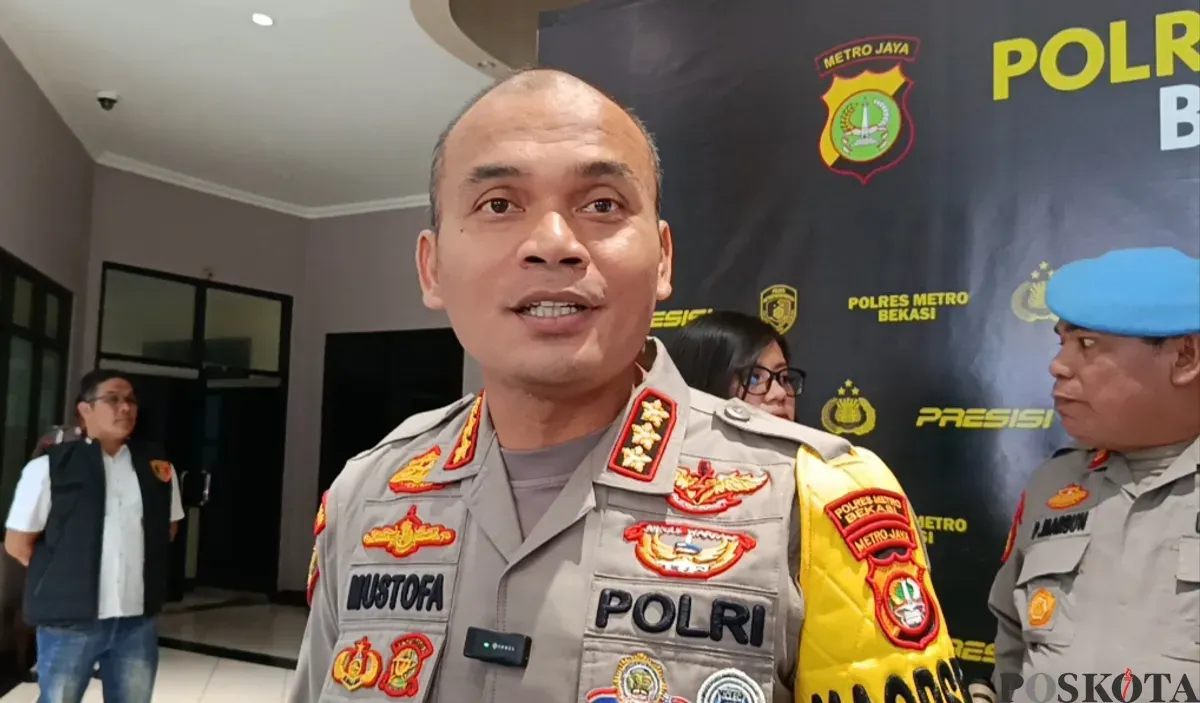 Kapolres Metro Bekasi, Kombes Pol Mustofa pastikan Polsek di wilayah hukumnya masih melayani pembuatan Surat Keterangan Catatan Kepolisian (SKCK) untuk keperluan umum. (Sumber: Poskota/Nurpini Aulia Rapika)