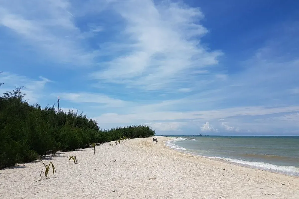 Pantai pasir putih remen (Sumber: Yulianto K)