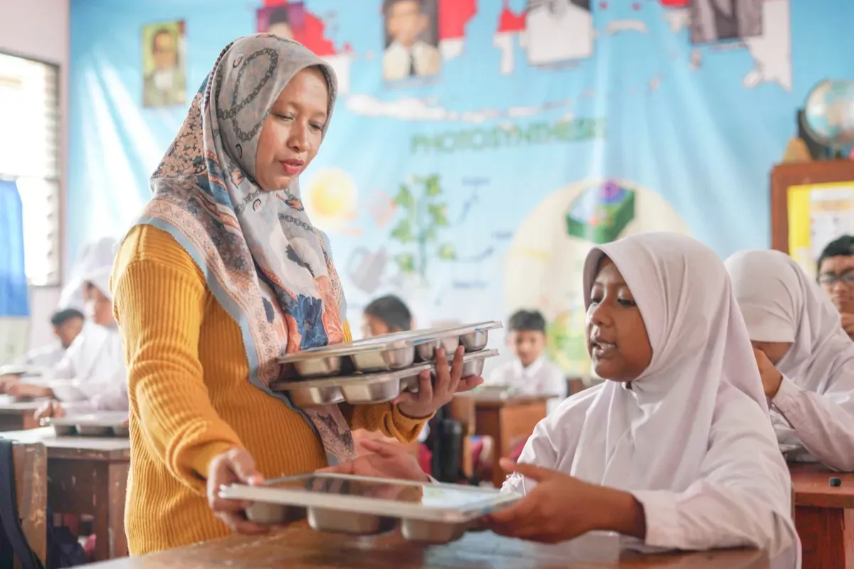 Ilustrasi siswa menerima makanan dari program Makan Bergizi Gratis (MBG). (Sumber: Poskota/Bilal Nugraha Ginanjar)