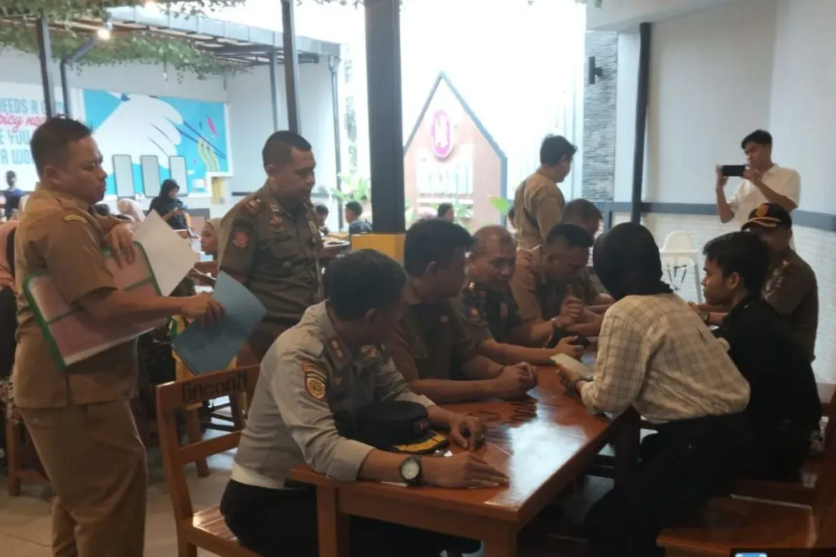 Petugas mendatangi restoran mie di Kecamatan Ciruas, Kabupaten Serang. (Sumber: Dok. Satpol PP Serang)