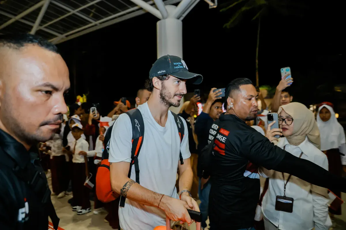 Bandara Lombok kedatangan 843 personel MotoGP dari Jepang jelang balapan di MotoGP Mandalika 2025. (Sumber: MGPA)