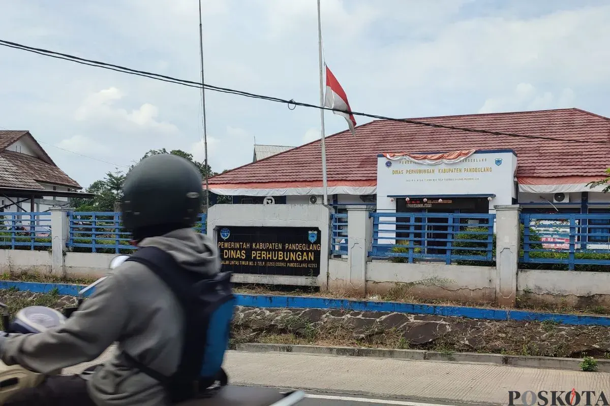 Bendera setengah tiang berkibar di halaman depan Kantor Dishub Kabupaten Pandeglang, Selasa, 30 September 2025. (Sumber: Poskota/Samsul Fatoni)