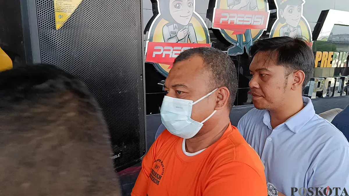 KC, pelaku penganiayaan dan pengancaman terhadap kurir J&T di Bekasi Utara saat digiring polisi saat ekspose perkara di Mapolres Metro Bekasi Kota pada Selasa, 30 September 2025. (Sumber: POSKOTA | Foto: Nurpini Aulia Rapika)