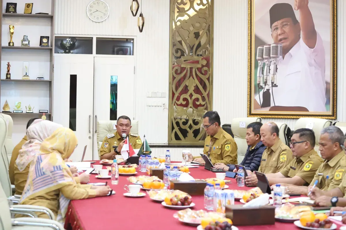 Bupati Bogor melakukan rapat bersama jajaran Pemkab Bogor, dukung optimalisasi program MBG dan percepatan penuntasan TBC dengan perkuat satgas. (Sumber: Pemkab Bogor)