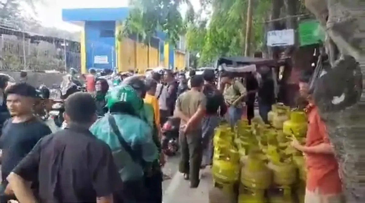 Warga berkerumun di lokasi insiden penusukan pemilik agen gas di kawasan Duri Kepa, Kebon Jeruk, Jakarta Barat, Selasa, 30 September 2025. (Sumber: Istimewa)