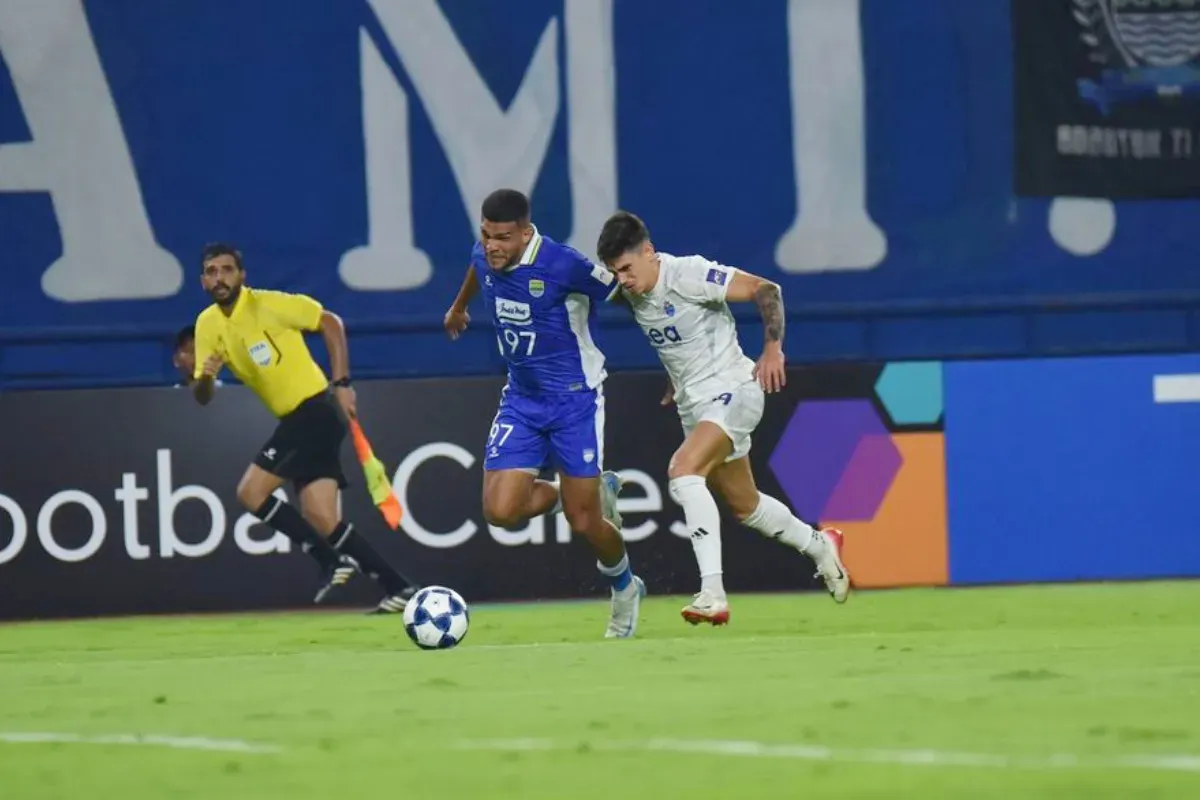 Potret pemain Persib Bandung, Berguinho saat berduel dengan punggawa Lion City Sailors di ajang ACL Two. (Sumber: Persib)