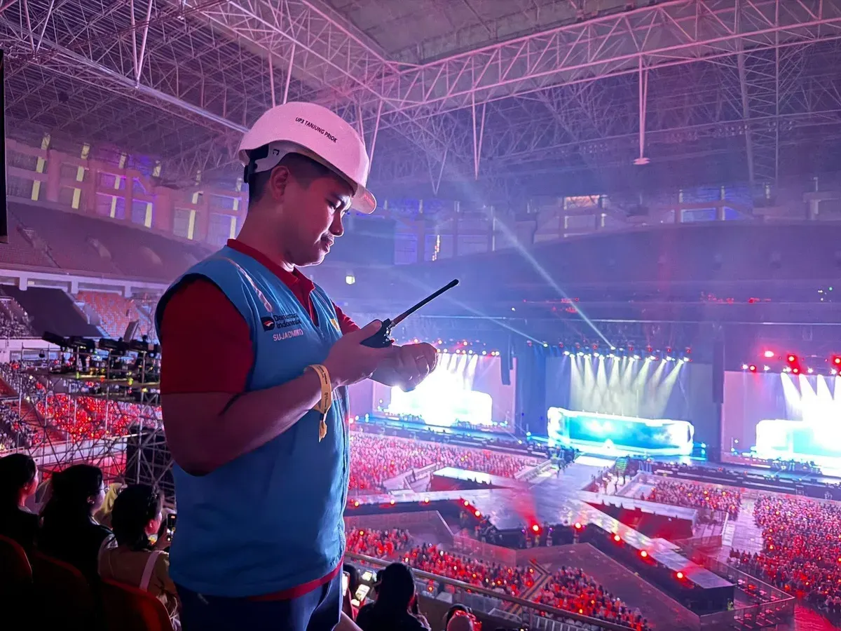 Petugas PLN siap siaga memantau keandalan di dalam Stadion JIS selama konser NCT Dream berlangsung. (Sumber: Dok. PLN UID Jakarta Raya)