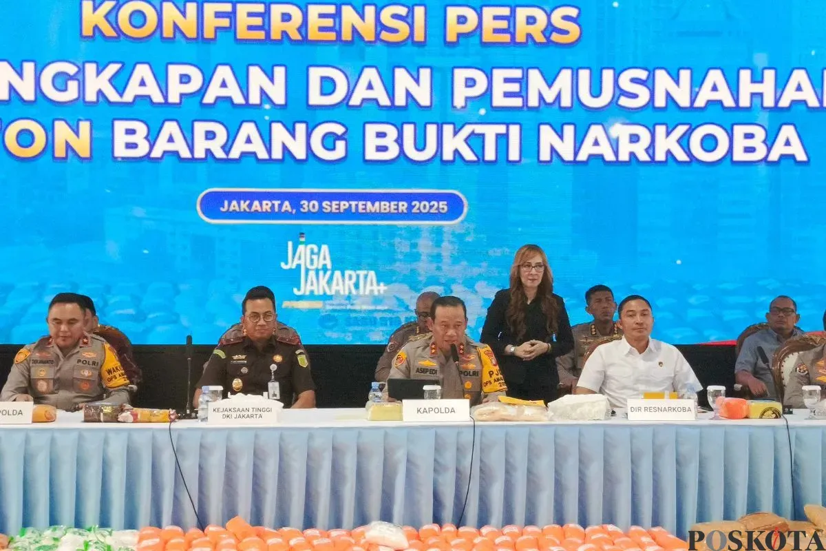 Kapolda Metro Jaya, Irjen Pol Asep Edi Suheri dalam pengungkapan narkoba di Mapolda Metro Jaya, Jakarta Selatan, Selasa, 30 September 2025. (Sumber: Poskota/Ali Mansur)