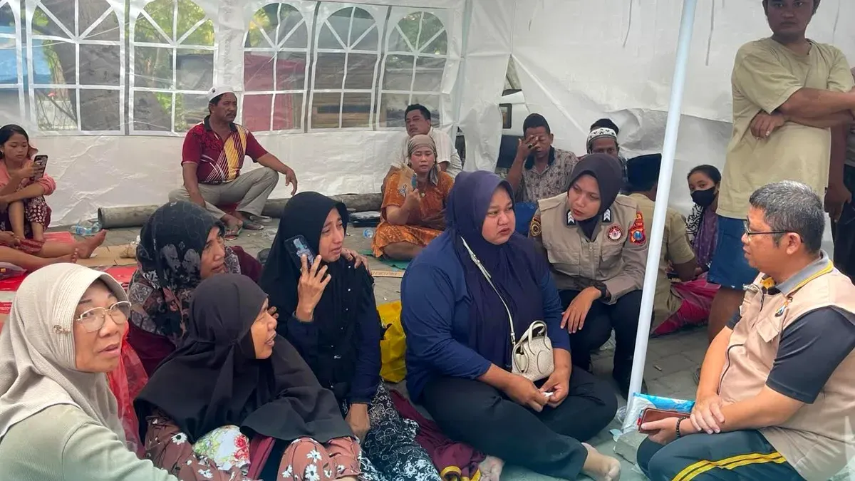 Tim Psikologi SDM Polda Jatim memberikan trauma healing kepada korban dan keluarga korban bangunan Ponpes Al Khoziny, Sidoarjo, yang ambruk. (Sumber: Dok Humas Polda Jatim)