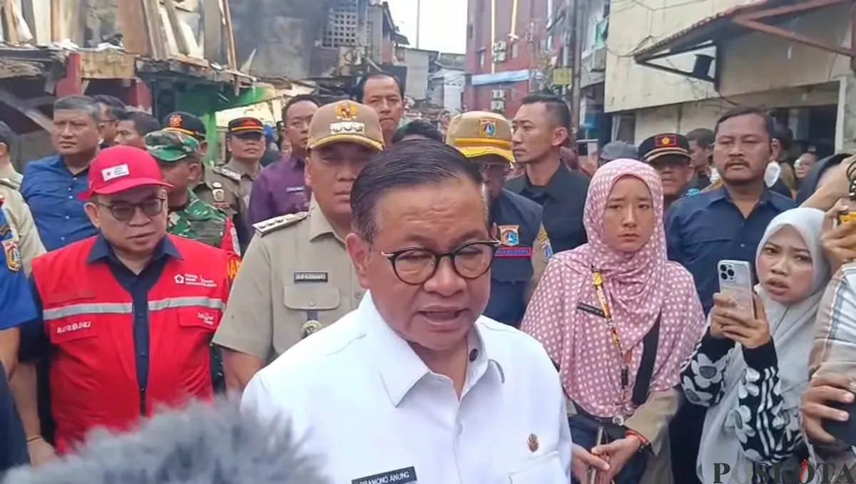 Gubernur Jakarta Pramono Anung saat meninjau lokasi kebakaran permukiman padat penduduk di Kelurahan Tangki, Tamansari, Jakarta Barat, Selasa, 30 September 2025. (Sumber: Poskota/Pandi Ramedhan)