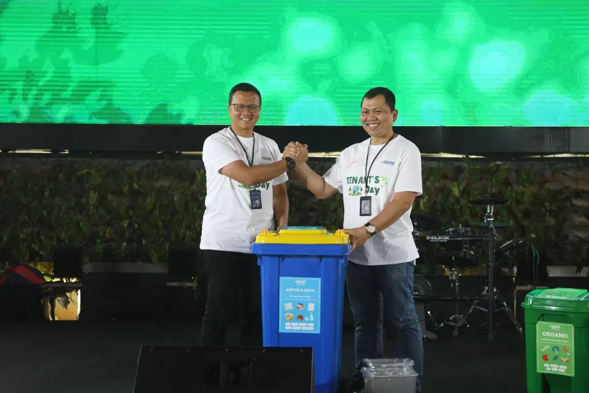 VP Sustainability Telkom, Gunawan Wasisto Ciptaning Andri menyerahkan Segregated Waste Bin kepada Direktur TLT Suratman saat acara Tenant Day di The Telkom Hub, Telkom Indonesia, Kamis, 25 September 2025. (Sumber: Dok. Telkom Indonesia)