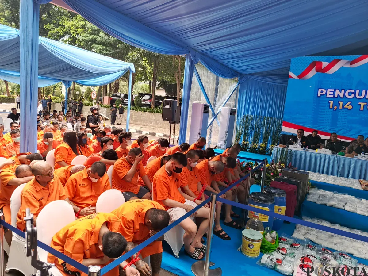 Para tersangka kasus pengedaran narkoba saat ditampilkan saat konferensi pers di Polda Metro Jaya, Jakarta Selatan, Selasa, 30 September 2025. (Sumber: Poskota/Ali Mansur)