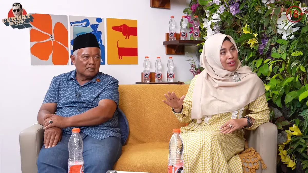 Rosyida Vignesvari tengah menjadi sorotan publik seiring dengan memanasnya konflik antara sang suami, Imam Muslimin alias Yai Mim, dengan Nurul Sahara. (Sumber: YouTube/CURHAT BANG Denny Sumargo)