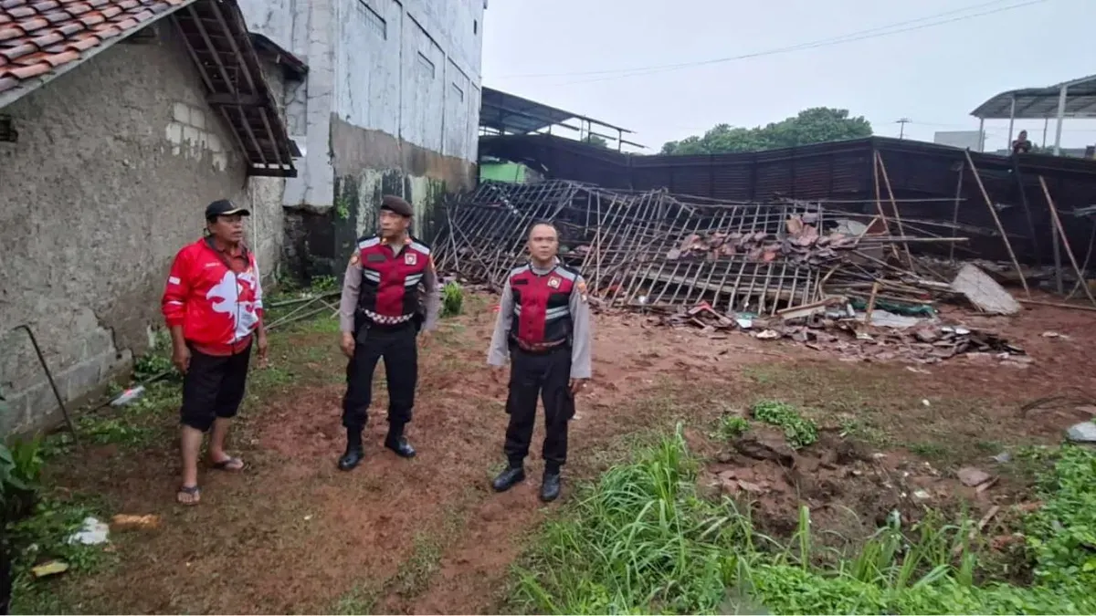 Kondisi rumah roboh di Kampung Cimanggis RT 01/RW 13, Desa Cimanggis, Kecamatan Bojonggede, Kabupaten Bogor. (Sumber: Dok. Polsek Bojonggede)