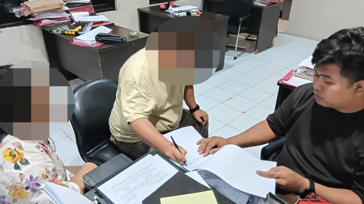 Pasutri RH dan RM saat menjalani pemeriksaan di ruang Unit Reskrim Polsek Cikande atas dugaan kasus penipuan pencari kerja. (Sumber: Polsek Cikande)