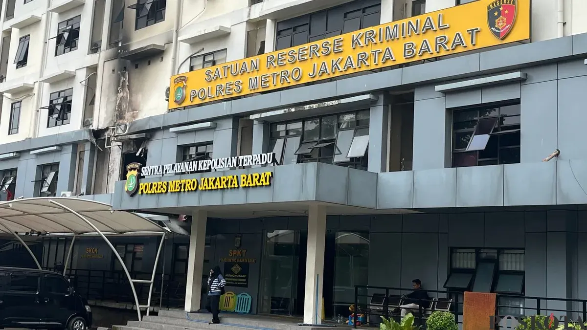 Penampakan gedung Satreskrim Polres Metro Jakarta Barat pascakebakaran, Rabu, 8 April 2026. (Sumber: Poskota/Pandi Ramedhan)