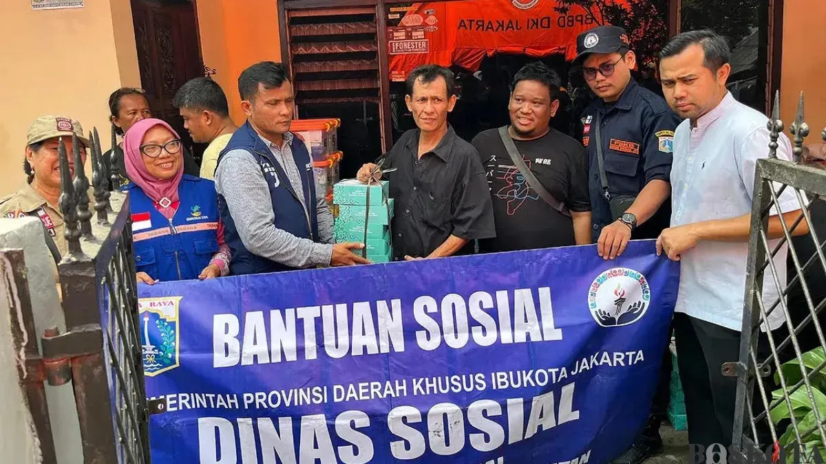 Dinas Sosial DKI Jakarta saat memberikan bantuan kepada penyintas bencana. (Sumber: Poskota/M Tegar Jihad)