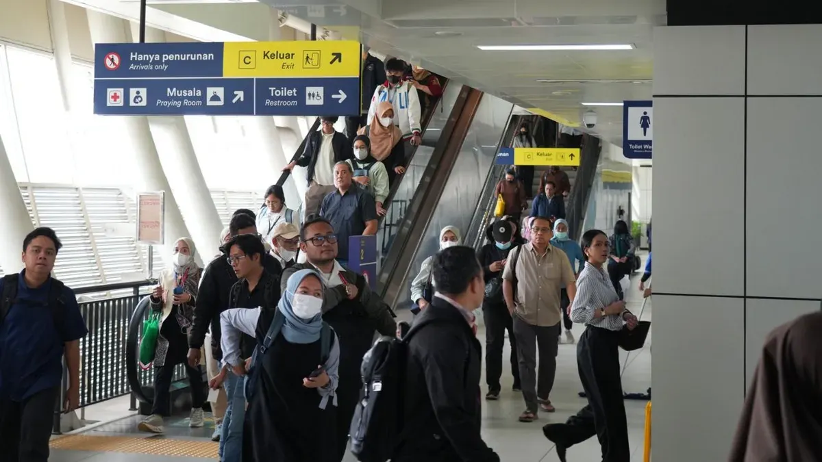 Ilustrasi penumpang LRT Jabodebek. (Sumber: Istimewa)