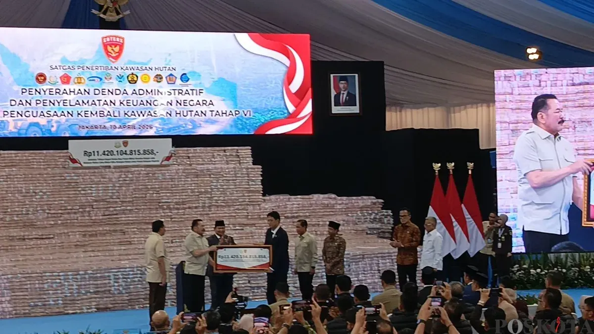 Satgas PKH menggelar kegiatan penyerahan dana hasil upaya penyelamatan keuangan negara dan penertiban kawasan hutan ke kas negara sebesar Rp11,4 triliun, di Kejaksaan Agung, Jakarta Selatan, Jumat, 10 April 2026. (Sumber: Poskota/Ali Mansur)