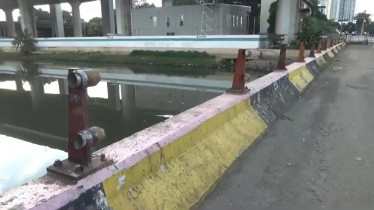 Railing atau pagar pembatas jembatan yang berlokasi di kawasan Pademangan, Jakarta Utara, hilang diduga dicuri oknum tidak bertanggung jawab. (Sumber: Istimewa)