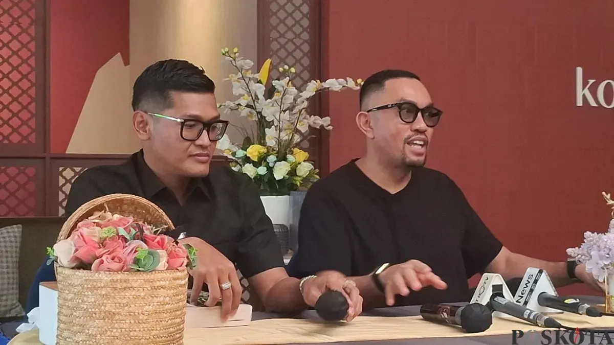 Wakil Ketua Komisi III DPR, Ahmad Sahroni (kanan) memberikan keterangan pers kepada awak media di kawasan Jakarta Selatan, Sabtu, 11 April 2026. (Sumber: Poskota/Ali Mansur)