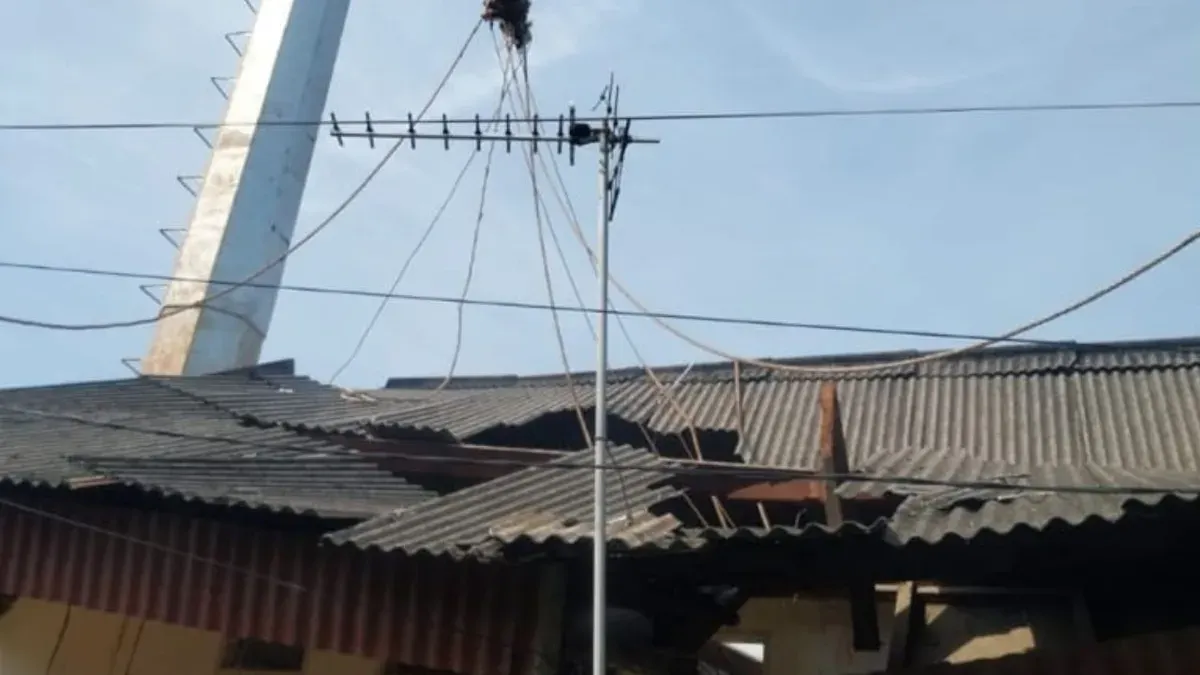 Tiang tower provider roboh menimpa rumah kontrakan di kawasan Kembangan Utara, Kembangan, Jakarta Barat, Sabtu, 11 April 2026. (Sumber: Dok. Istimewa)