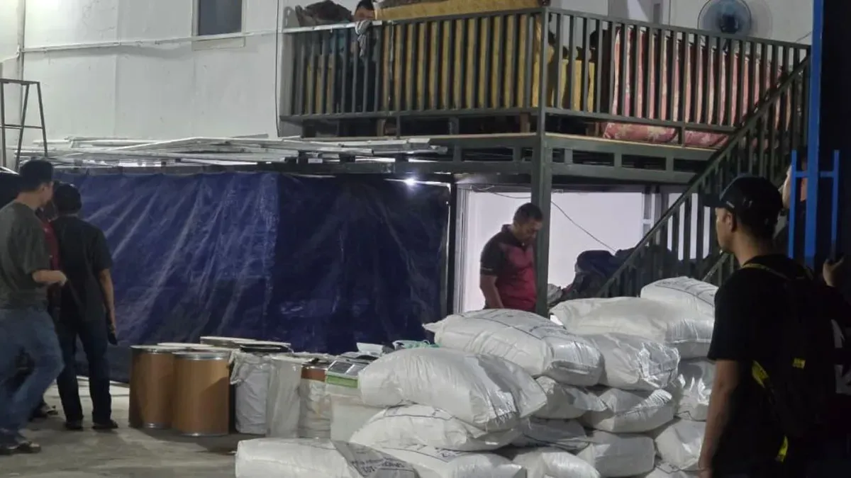 Barang bukti pengungkapan pabrik narkoba jenis Zenix atau Carisoprodol yang beroperasi di Jakarta dan Semarang. (Sumber: Dok. Bareskrim Polri)