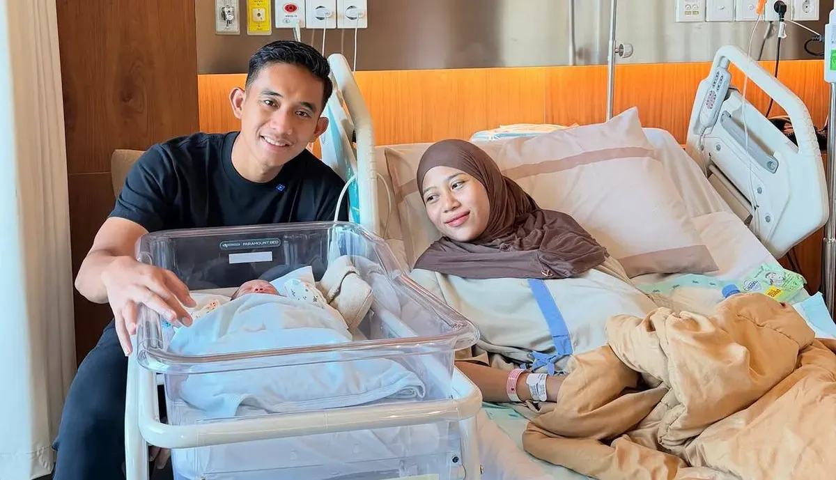 Rizky Ridho dan Sendy Aulia tengah diselimuti kebagiaan dengan hadirnya putra pertama mereka bernama Ebrahim Khalif Nadirizky. (Sumber: Instagram/@rizkyridhoramadhani)