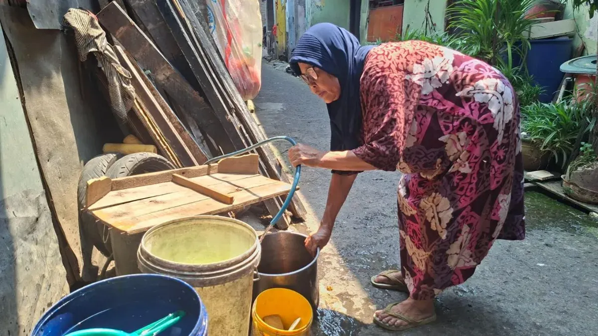 Warga RW 02 Kelurahan Rawa Buaya, Cengkareng, Jakarta Barat, mengeluhkan kondisi air PAM yang keruh dan menimbulkan bau. (Sumber: Istimewa)