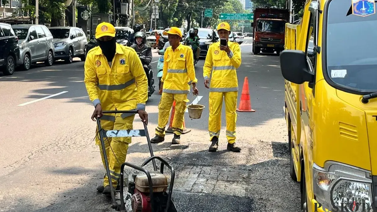 Pasukan Kuning Dinas Bina Marga saat memperbaiki jalan di Kebon Sirih, Jakarta Pusat, Selasa, 14 April 2026. (Sumber: Poskota/M Tegar Jihad)