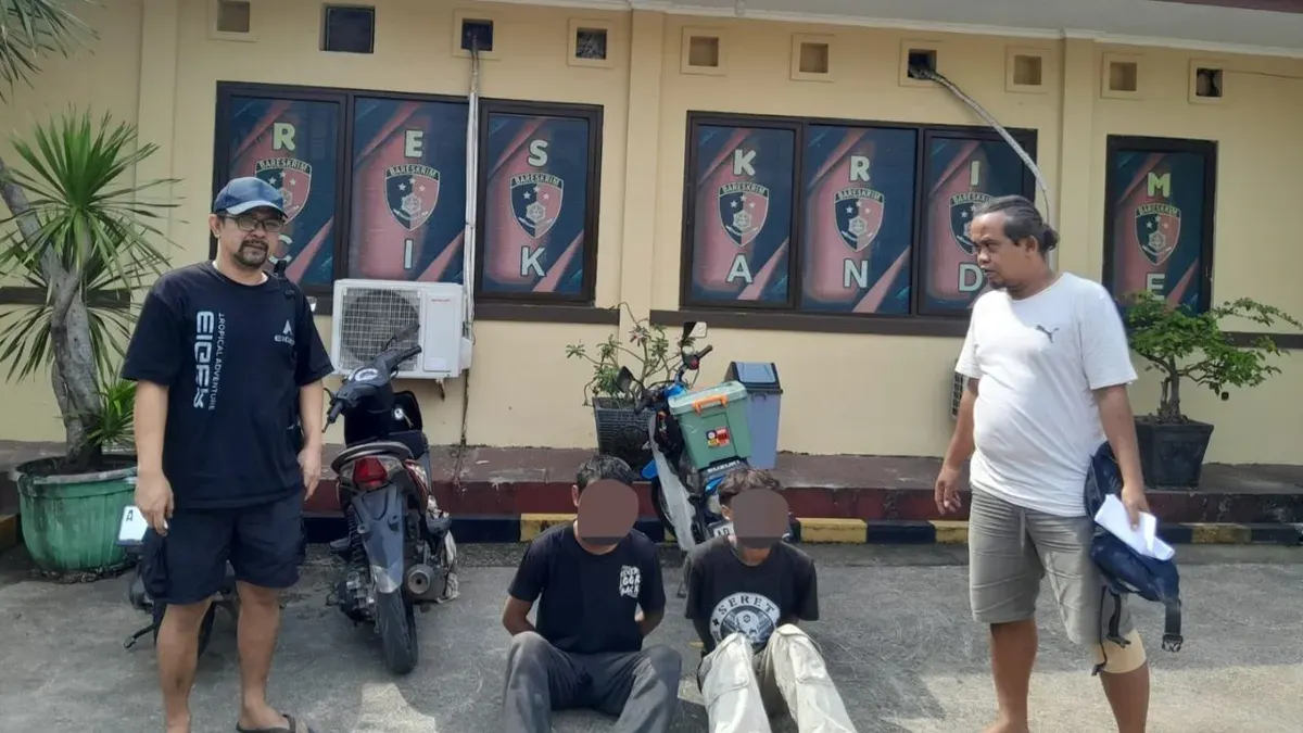 Dua warga Kabupaten Pandeglang dan Tangerang saat diserahkan kepada petugas Satreskrim Polres Pandeglang usai ditangkap saat menjual motor hasil curian. (Sumber: Dok. Polsek Cikande)
