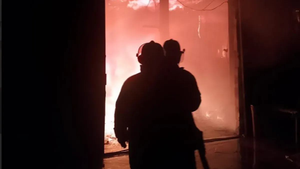 Petugas Damkar Kota Depok memadamkan api membakar gudang dan pabrik aki di Cimanggis Depok, Rabu, 15 April 2026. (Sumber: Damkar Depok)