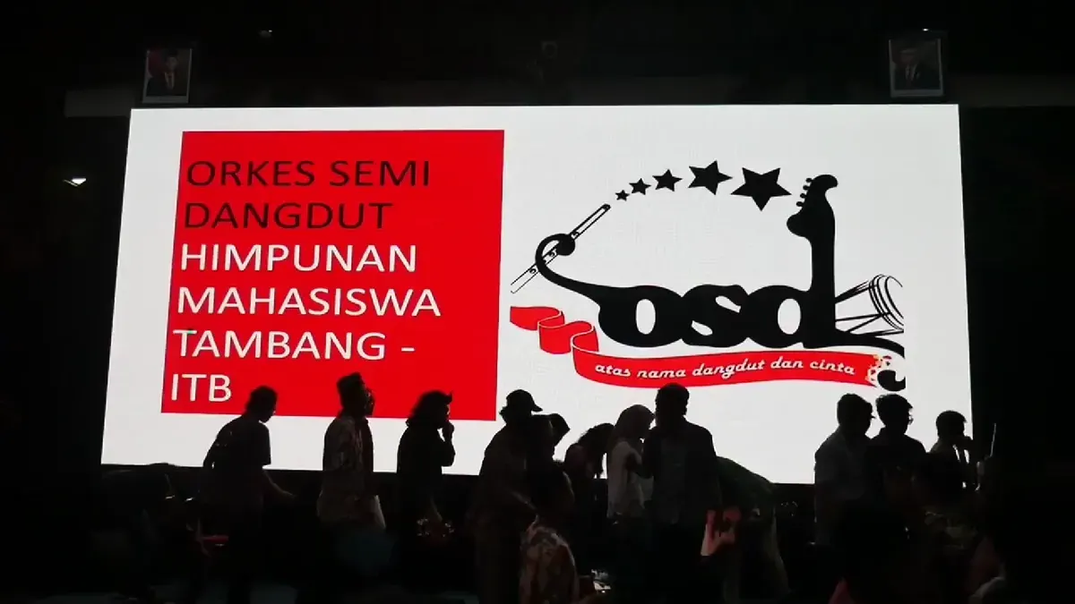 Tangkapan layar video penampilan Orkes Semi Dangdut (OSD) Himpunan Mahasiswa Tambang (HMT) Institut Teknologi Bandung (ITB), pada Rabu, 15 April 2026. (Sumber: X/@iPoopBased)