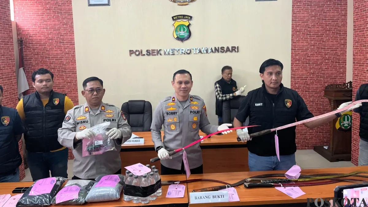 Unit Reskrim Polsek Metro Tamansari Jakarta Barat mengungkap kasus tawuran antar kelompok remaja yang janjian melalui media sosial, Rabu, 15 April 2026 (Sumber: Poskota/Pandi Ramedhan)