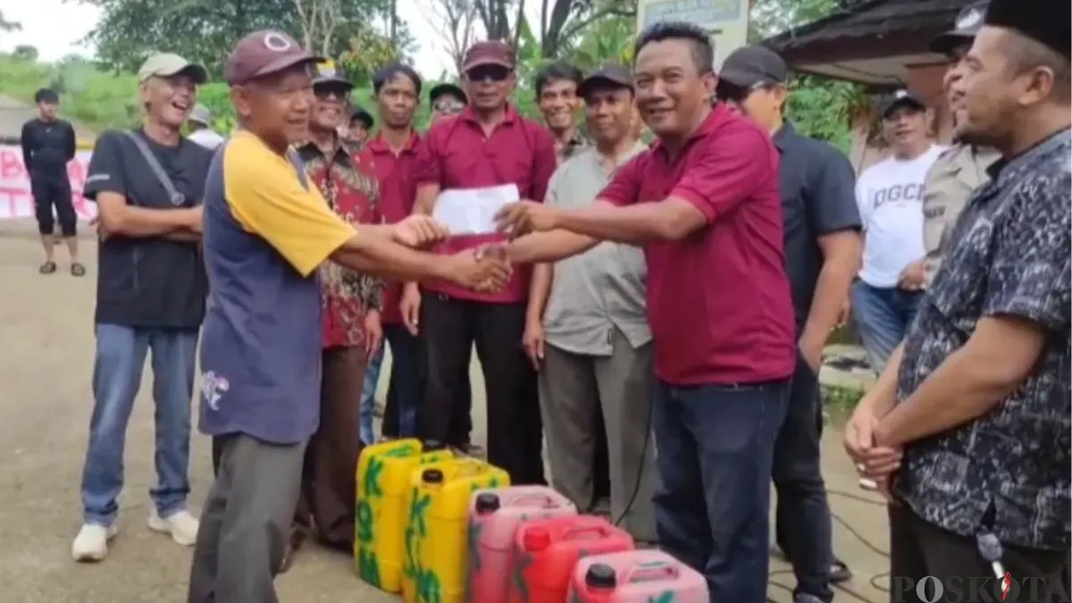Sejumlah warga menyerahkan BBM solar kepada UPT DLH Kabupaten Pandeglang untuk menanggulangai sampah di TPA Bangkonol. (Sumber: Poskota/Samsul Fatoni)