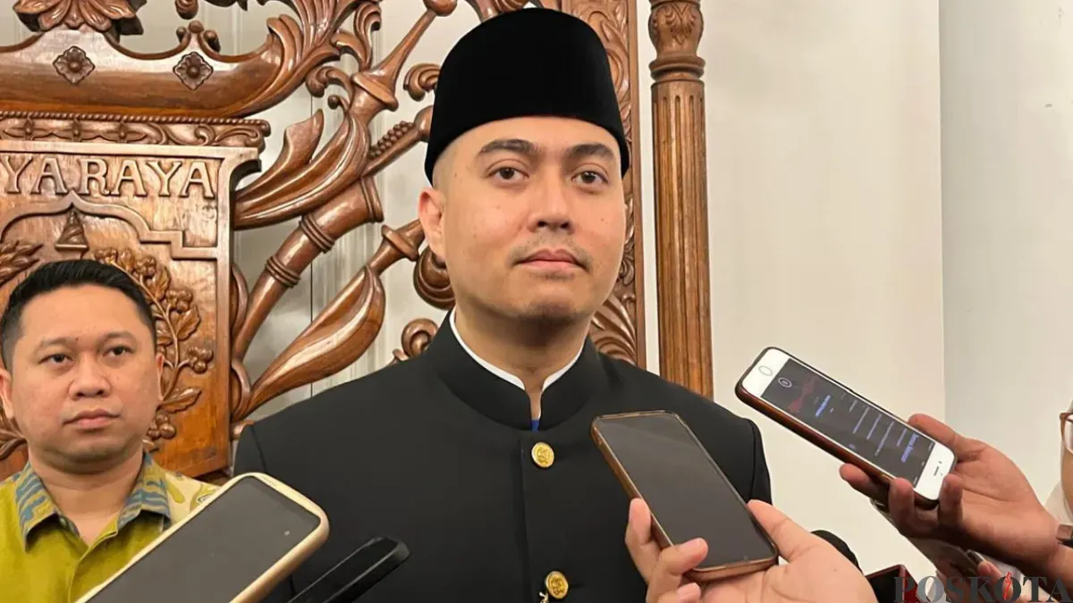 Wakil Ketua DPRD DKI Jakarta Wibi Andrino saat di wawancarai awak media. (Sumber: Poskota/M. Tegar Jihad)
