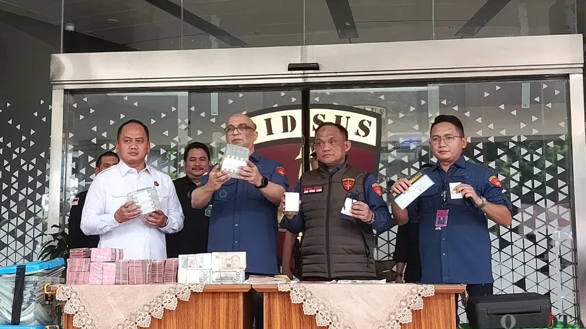 Kejagung menunjukan barang bukti kasus korupsi tata kelola usaha pertambangan nikel periode 2013-2025 yang diduga dilakukan Ketua Ombudsman RI, Hery Susanto. (Sumber: Poskota/Ali Mansur)