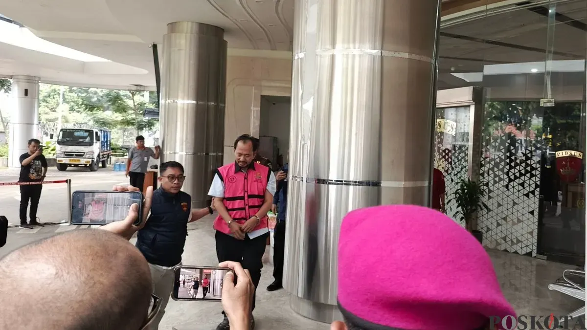 Tersangka kasus dugaan TPPU, Agung Winarno yang berkaitan dengan perkara suap terpidana Zarof Ricar saat digelandang ke mobil tahanan, Kamis, 16 April 2026. (Sumber: Poskota/Ali Mansur)