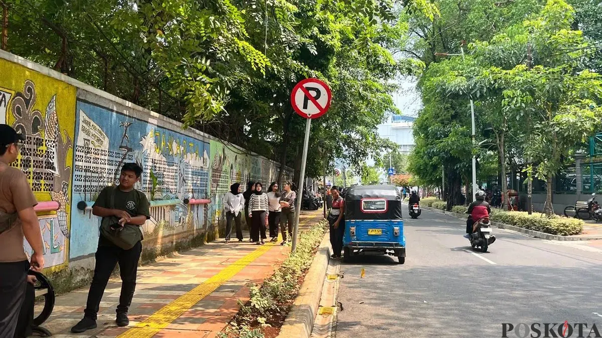 Sejumlah warga saat berjalan di bawah pohon rindang guna menghindari paparan cuaca panas, Kamis, 16 April 2026. (Sumber: Poskota/M Tegar Jihad)