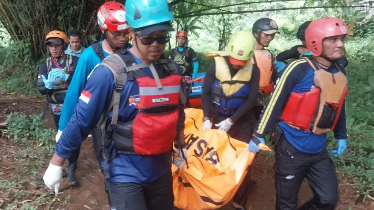 Tim SAR dan warga mengevakuasi jasad MY yang hanyut sejauh 45 kilometer setelah melompat dari Jembatan Loji, Kota Bogor. (Sumber: Polsek Parung)