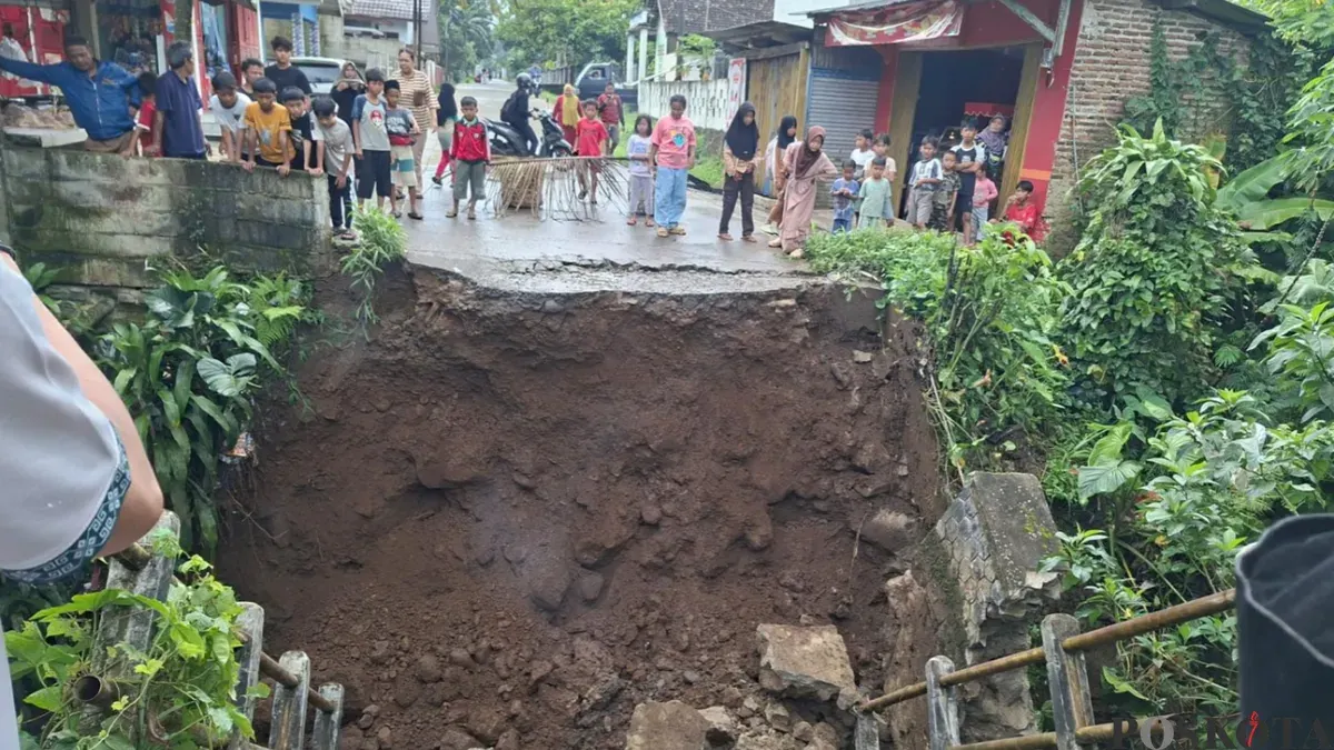 Puluhan warga Sinarjaya, Mandalawangi, Pandeglang, saat melihat kondisi jembatan ambruk (Sumber: Poskota/ Samsul Fatoni)