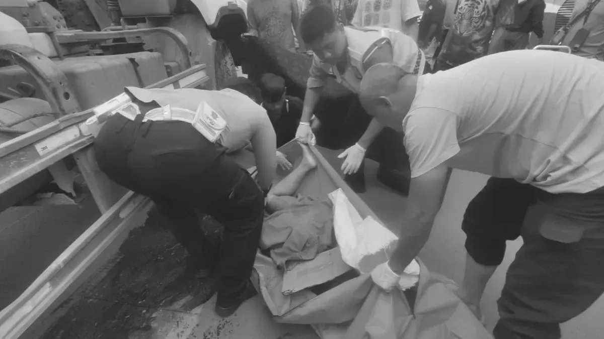 Korban kecelakaan di Kabupaten Tangerang saat dievakuasi oleh petugas kepolisian. (Sumber: Unit Lakalantas Polresta Tangerang)