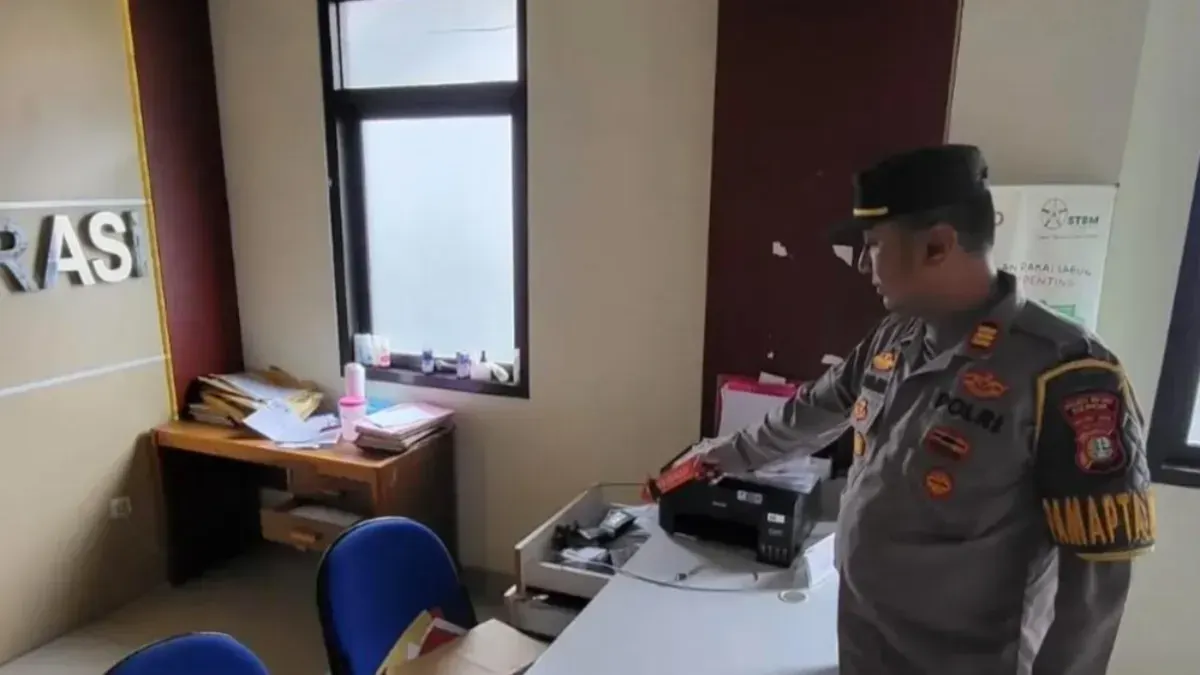 Olah TKP di Kantor Kelurahan Pancoran Mas, Kota Depok. (Sumber: Polsek Pancoran Mas)