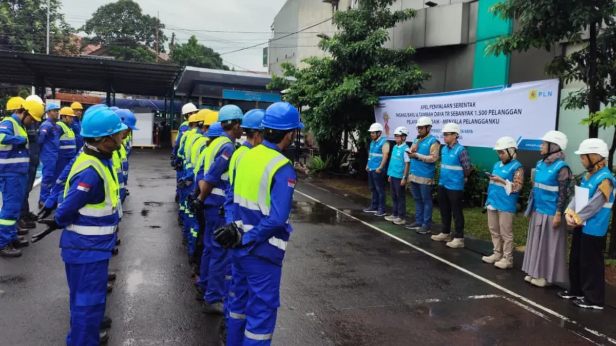 PELAYANAN: Petugas PLN UP3 Kebon Jeruk mengikuti Apel Penyalaan Serentak Pasang Baru dan Tambah Daya yang digelar PLN Unit Induk Distribusi Jakarta Raya. (Sumber: PLN UID Jakarta Raya)