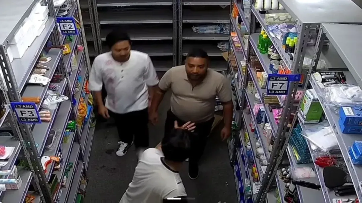 Tangkapan layar dari kamera pengawas atau CCTV pegawai toko ritel di Jalan Ampera Raya, Pasar Minggu, Jakarta Selatan, diduga menjadi korban kekerasan oleh sekelompok orang. (Sumber: Istimewa)