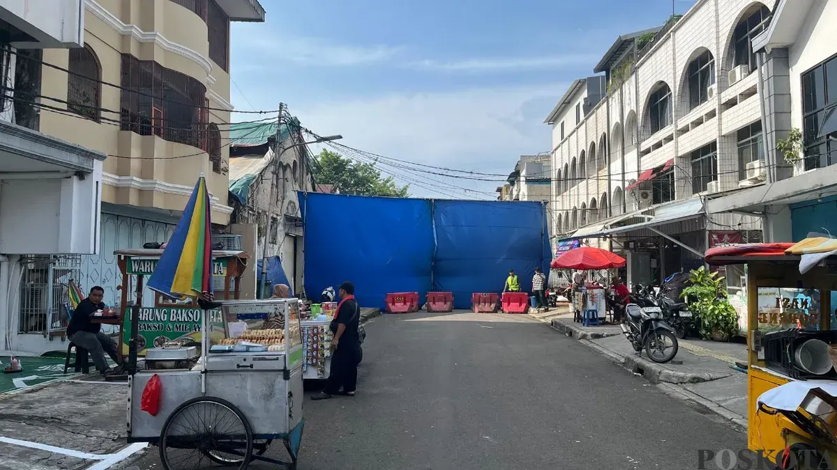Ruas Jalan Teh di Kelurahan Pinangsia, Tamansari, Jakarta Barat, ditutup karena adanya aktivitas syuting yang dibintangi Lisa Blackpink, Minggu, 1 Februari 2026. (Sumber: Poskota/Pandi Ramedhan)