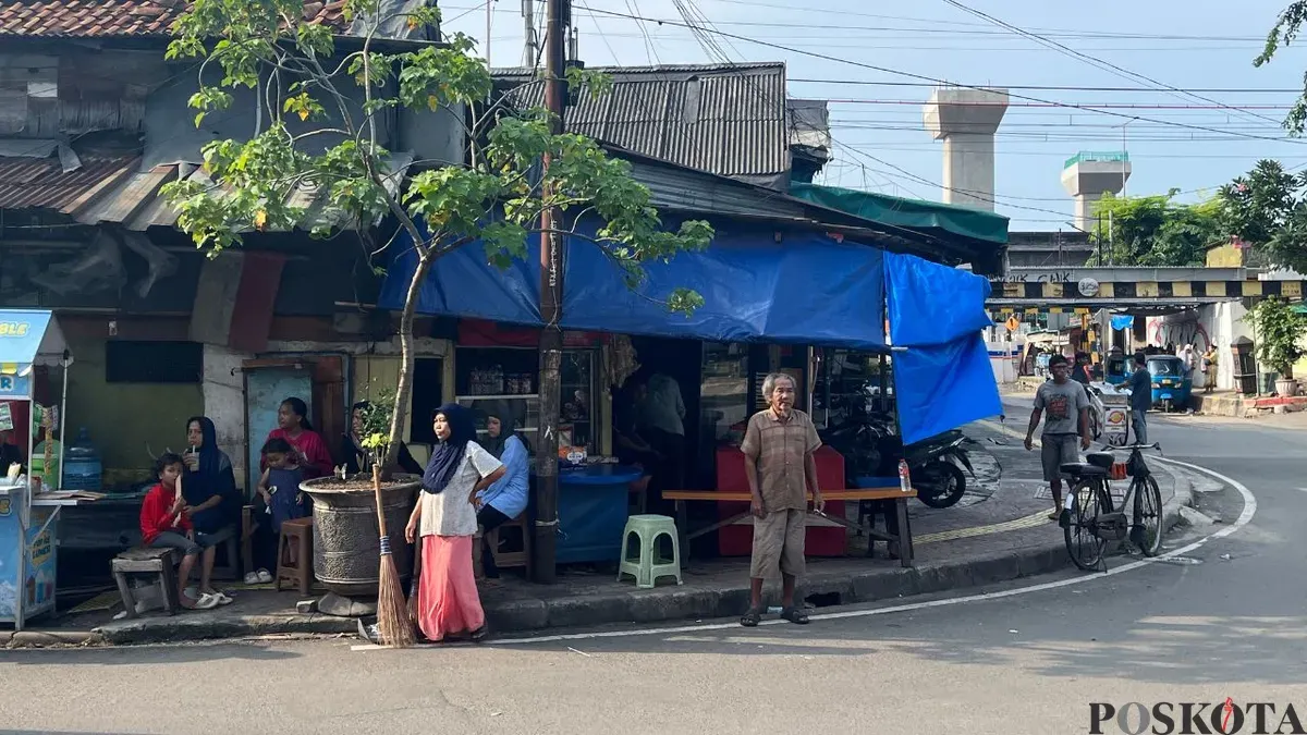 Kondisi pedagang yang berada di dekat Lokbin Intan kawasan Kota Tua yang mengeluhkan omset menurun sejak Jalan Teh dipakai syuting, Minggu, 1 Februari 2026. (Sumber: Poskota/Pandi Ramedhan)